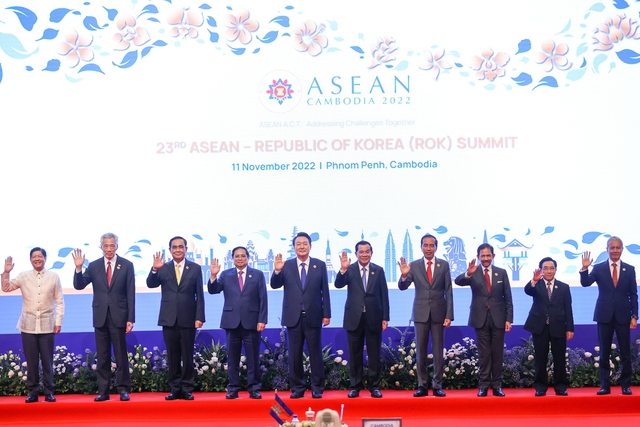 Prime Minister attends ASEAN Summits with China, RoK, UN - Ảnh 3.