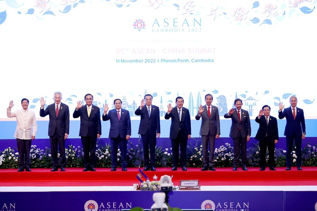 Prime Minister attends ASEAN Summits with China, RoK, UN - Ảnh 1.