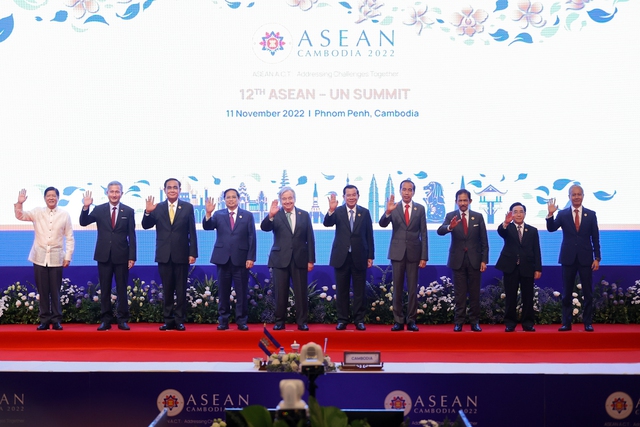 Prime Minister attends ASEAN Summits with China, RoK, UN - Ảnh 4.