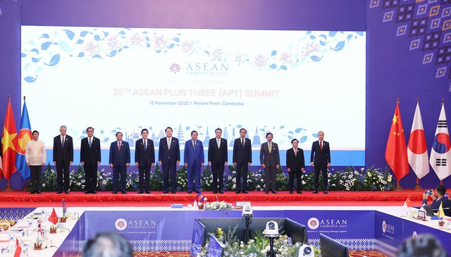 Prime Minister calls on ASEAN+3 to take lead in multilateralism, trade liberalization - Ảnh 1.