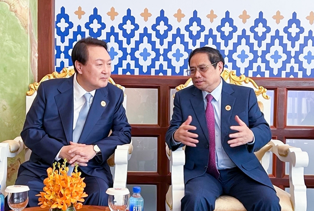 Prime Minister meets Korean President, Indian Vice President in Cambodia - Ảnh 1.