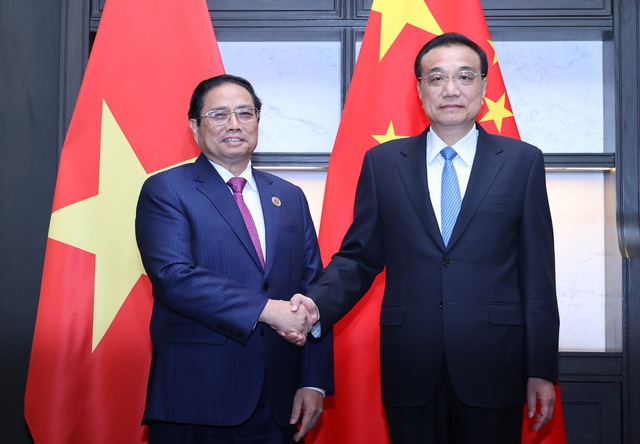 Vietnam gives top priority to developing ties with China: PM - Ảnh 1.