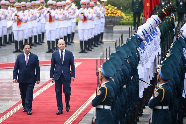 Prime Minister hosts welcome ceremony for German Chancellor  - Ảnh 1.