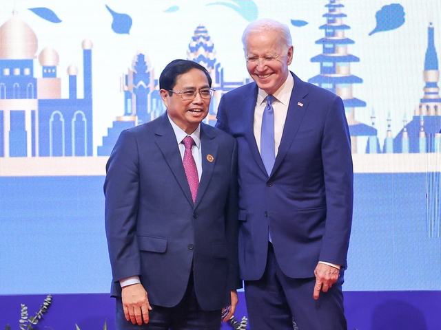Prime Minister meets U.S. President Biden on sidelines of ASEAN Summits - Ảnh 1.