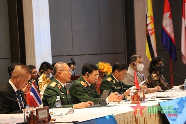 Defense minister attends ADMM Retreat, 9th ADMM Plus - Ảnh 1.