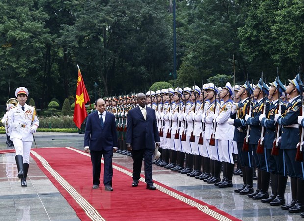 President hosts welcome ceremony for Ugandan counterpart - Ảnh 3.