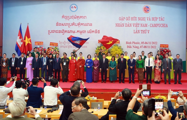 Viet Nam, Cambodia beef up friendship and cooperation - Ảnh 1.