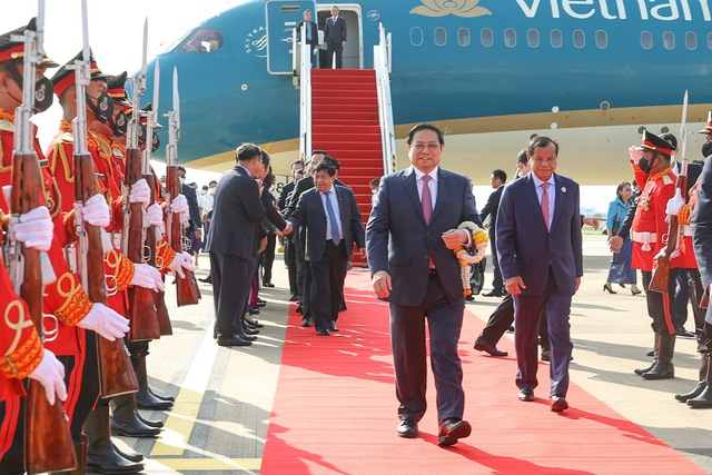 Prime Minister arrives in Phnom Penh, starting two-day visit to Cambodia - Ảnh 4.
