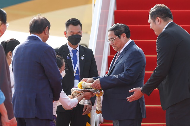 Prime Minister arrives in Phnom Penh, starting two-day visit to Cambodia - Ảnh 1.