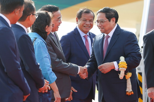 Prime Minister arrives in Phnom Penh, starting two-day visit to Cambodia - Ảnh 2.