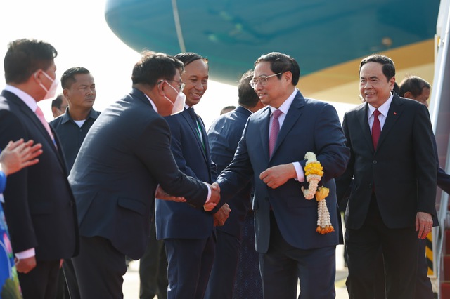 Prime Minister arrives in Phnom Penh, starting two-day visit to Cambodia - Ảnh 3.