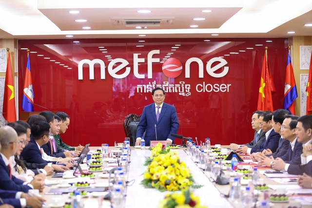 Prime Minister visits leading mobile operator in Cambodia - Ảnh 1.