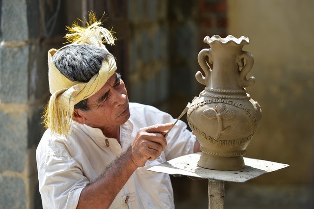 UNESCO names pottery making art of Cham people as intangible heritage  - Ảnh 1.