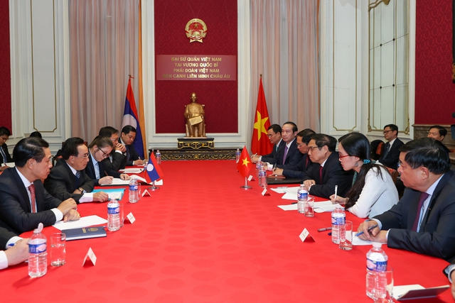 Prime Minister meets with Lao counterpart - Ảnh 1.