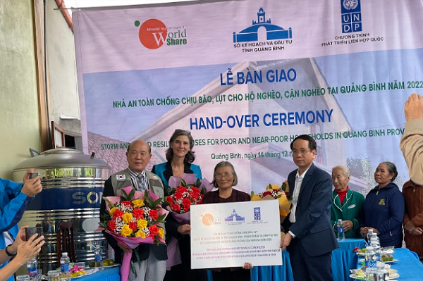 More flood-resilient houses handed over to poor households in Quang Binh  - Ảnh 1.