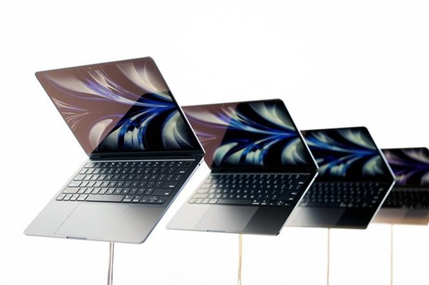 Apple  to start producing MacBooks in Viet Nam next year - Ảnh 1.