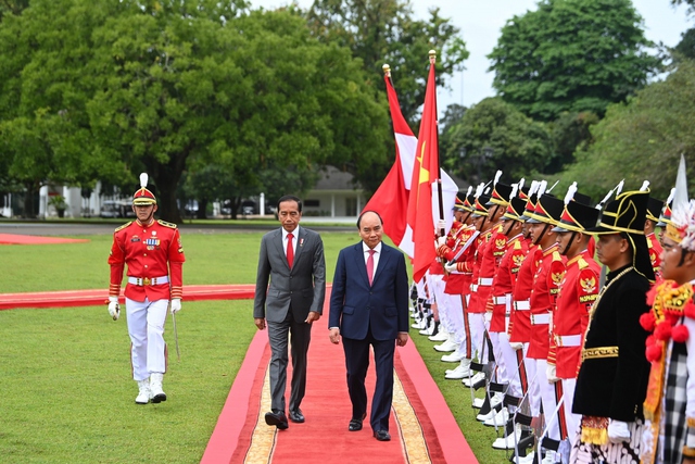 Indonesian President hosts welcome ceremony for President Nguyen Xuan Phuc - Ảnh 1.