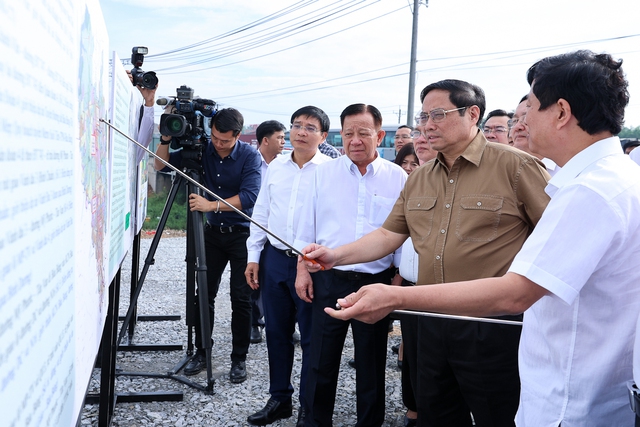Prime Minister inspects key transport projects in Binh Duong  - Ảnh 1.