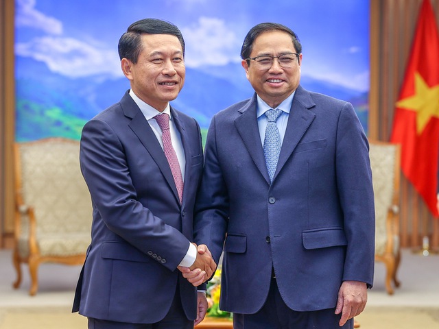 Prime Minister hosts reception for Lao Deputy Prime Minister Saleumxay Kommasith - Ảnh 1.