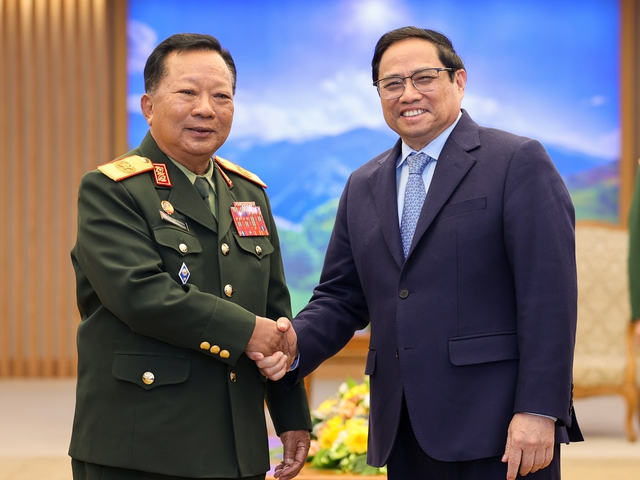 Prime Minister hosts reception for Lao Deputy Prime Minister Saleumxay Kommasith - Ảnh 2.