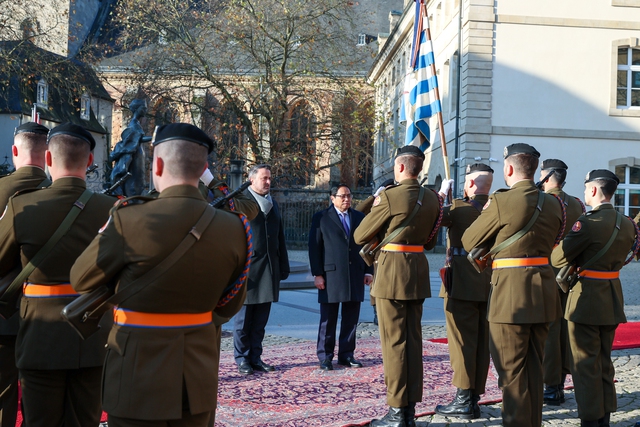 Official welcome ceremony for Prime Minister Pham Minh Chinh in Luxembourg - Ảnh 4.