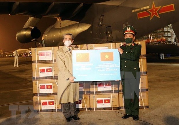 Viet Nam receives Vero-Cell COVID-19 vaccine donated by China - Ảnh 1.