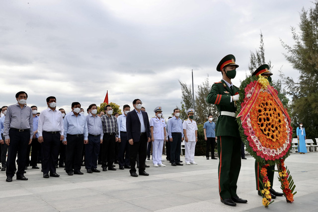 PM offers incense at Gac Ma memorial complex dedicated to naval soldiers - Ảnh 1.