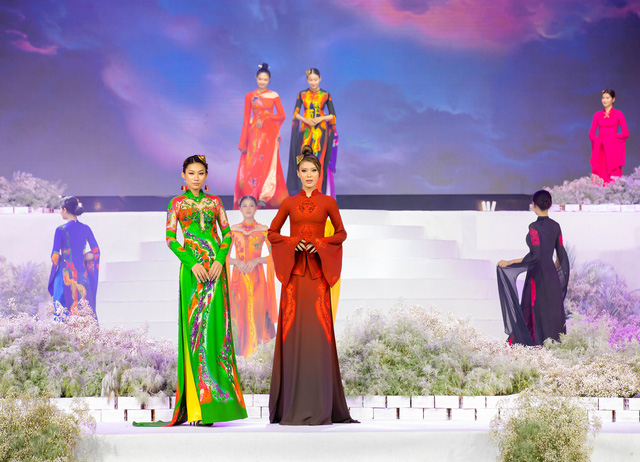 Beautiful 'Dream' at HCM City's Ao Dai Festival   - Ảnh 2.