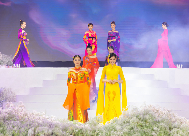 Beautiful 'Dream' at HCM City's Ao Dai Festival   - Ảnh 4.