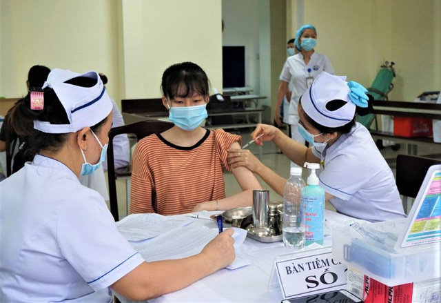 Gov’t adopts new COVID-19 prevention program  - Ảnh 1.