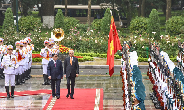 Prime Minister hosts welcome ceremony for Malaysian counterpart - Ảnh 1.