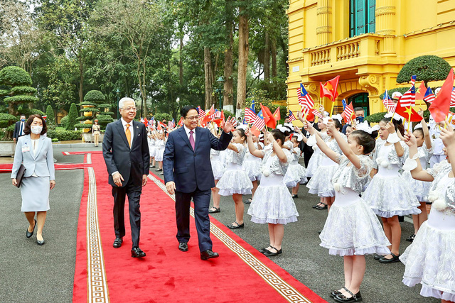 Prime Minister hosts welcome ceremony for Malaysian counterpart - Ảnh 3.