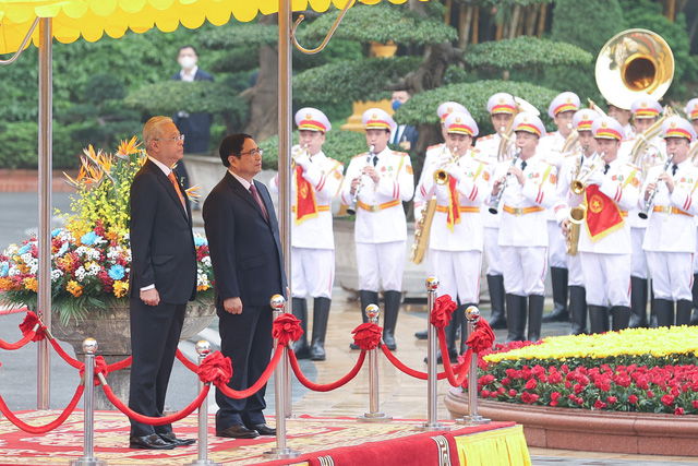 Prime Minister hosts welcome ceremony for Malaysian counterpart - Ảnh 2.