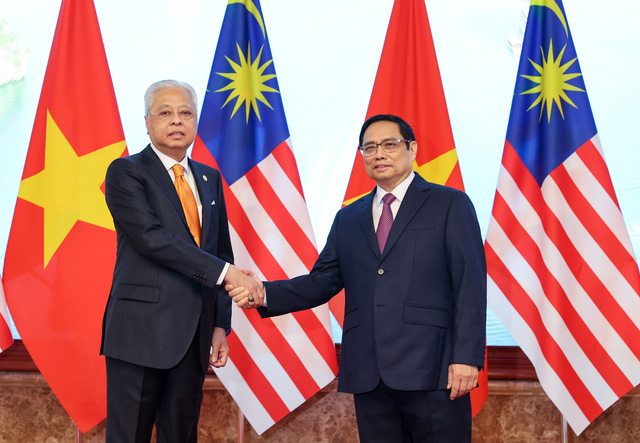 Prime Minister hosts welcome ceremony for Malaysian counterpart - Ảnh 4.
