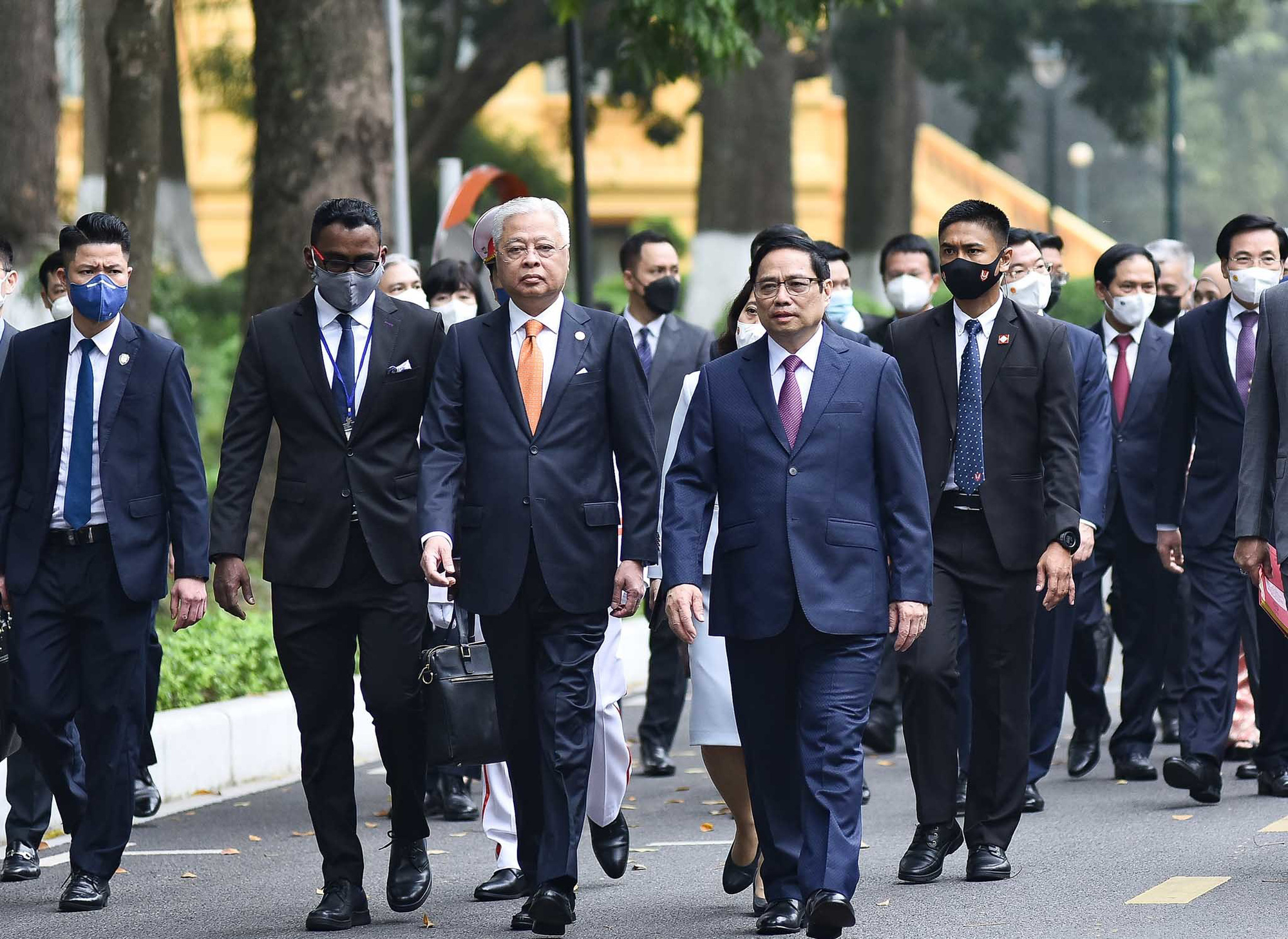 Prime Minister hosts welcome ceremony for Malaysian counterpart - Ảnh 4.