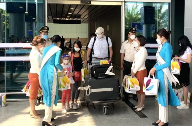 Da Nang welcomes first int'l flights as Viet Nam fully revises tourism - Ảnh 1.