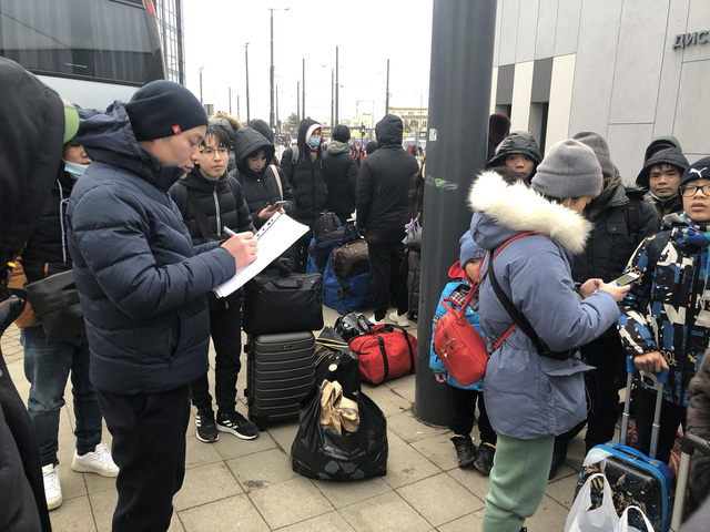 Around 460 Vietnamese supported to leave Ukraine to neighboring countries - Ảnh 1.