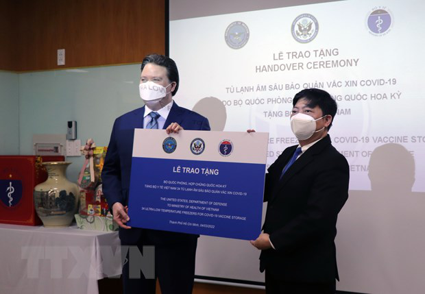 U.S. donates additional 34 ultra-low freezers for Viet Nam to store COVID-19 vaccines - Ảnh 1.