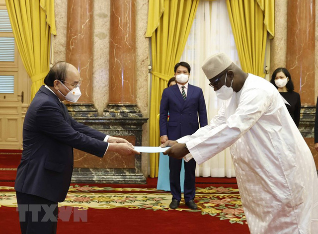 President receives credential letters from five new Ambassadors - Ảnh 1. President receives credential letters from five new Ambassadors - Ảnh 1.