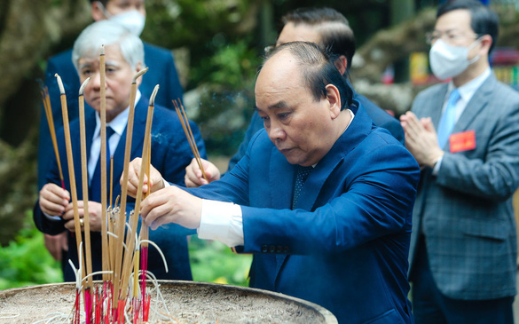 President offers incense in commemoration of Hung Kings - Ảnh 1. President offers incense in commemoration of Hung Kings - Ảnh 1.