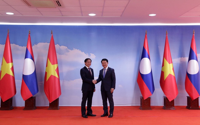 Viet Nam, Laos hold ninth foreign ministerial-level consultation meeting - Ảnh 1.