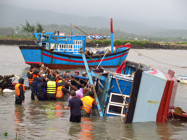 Gov&rsquo;t chief asks for prompt rescue operations to downpours, floods in Central Region - Ảnh 1.