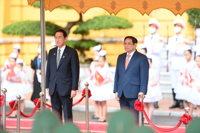 Prime Minister Pham Minh Chinh hosts welcome ceremony for Japanese counterpart - Ảnh 2.