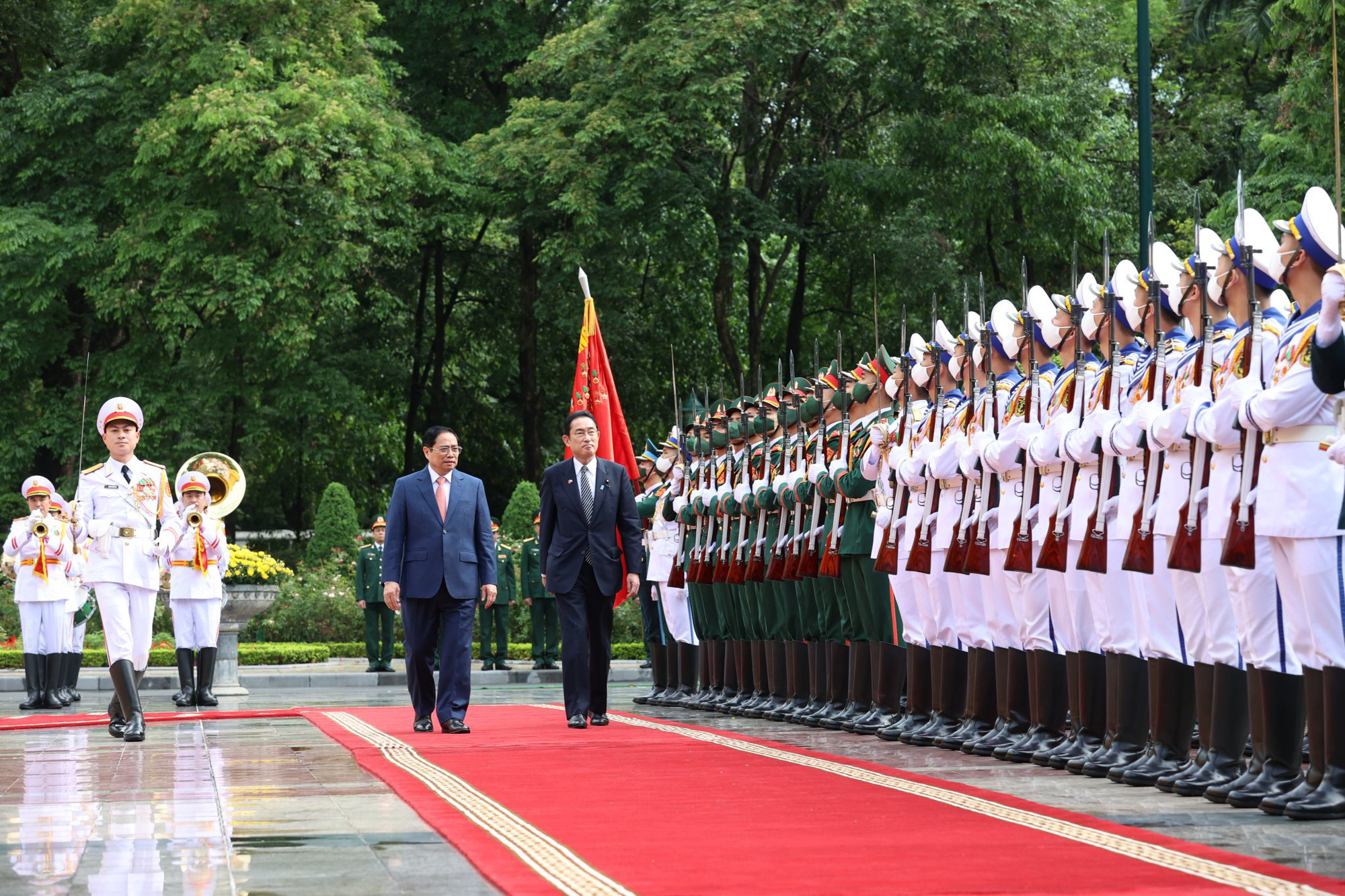 Prime Minister Pham Minh Chinh hosts welcome ceremony for Japanese counterpart - Ảnh 3.