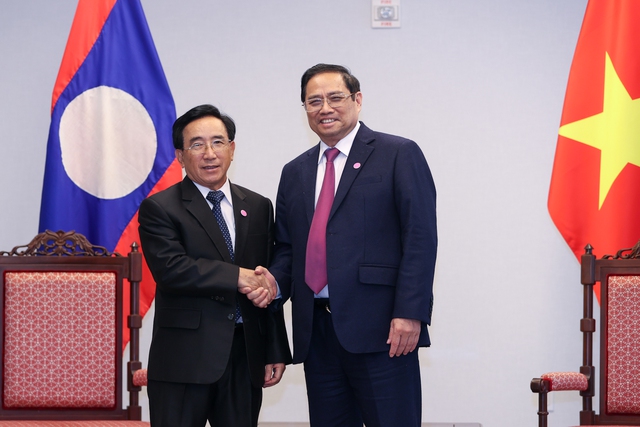 Vietnamese, Lao PMs meet ahead of U.S.-ASEAN Special Summit - Ảnh 1.