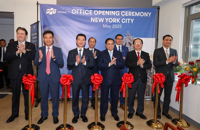 PM attends opening ceremony of FPT Software's 10th office in U.S. - Ảnh 1.