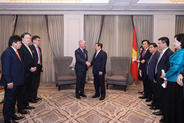 PM urges big funds to expand investment in Viet Nam - Ảnh 1.