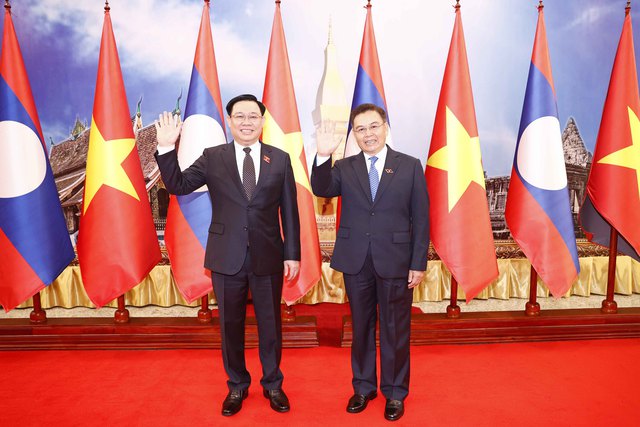 Vietnamese top legislator holds talks with Lao counterpart - Ảnh 1.
