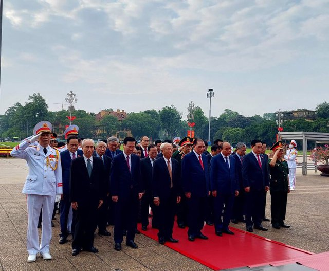 Leaders pay tribute to President Ho Chi Minh on birthday anniversary - Ảnh 1.