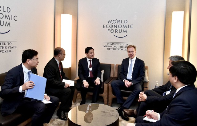 Deputy PM Le Minh Khai meets President for COP26, WEF leader  - Ảnh 3.